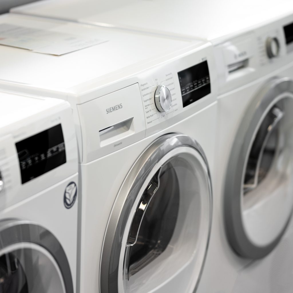Fachhandel Sortiment mit Waschmaschine, Wäschetrockner, Spülmaschine und Kühlschrank