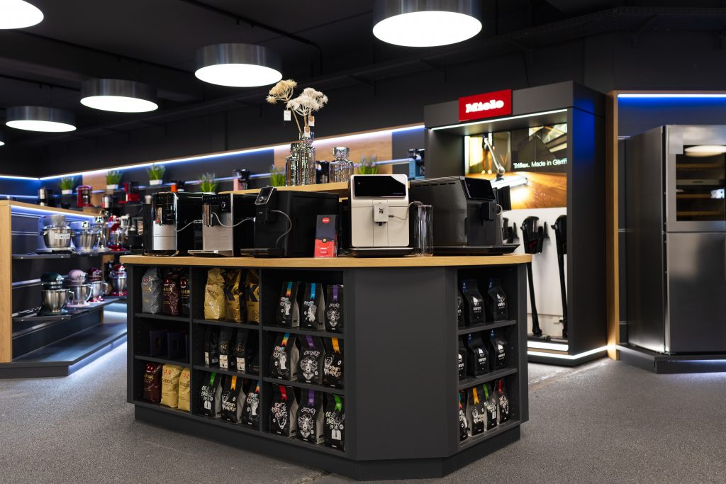 Fachhandel Kaffee mit Kaffeevollautomat und Küchengeräte Sortiment