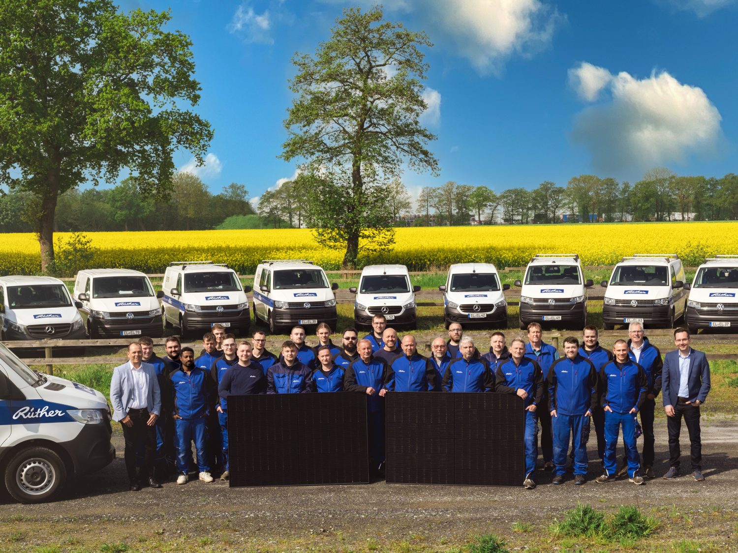 Gruppenfoto der Rüther Elektriker mit Firmenfahrzeug und Photovoltaik / PV-Anlage in Papenburg, Emsland, Ostfriesland