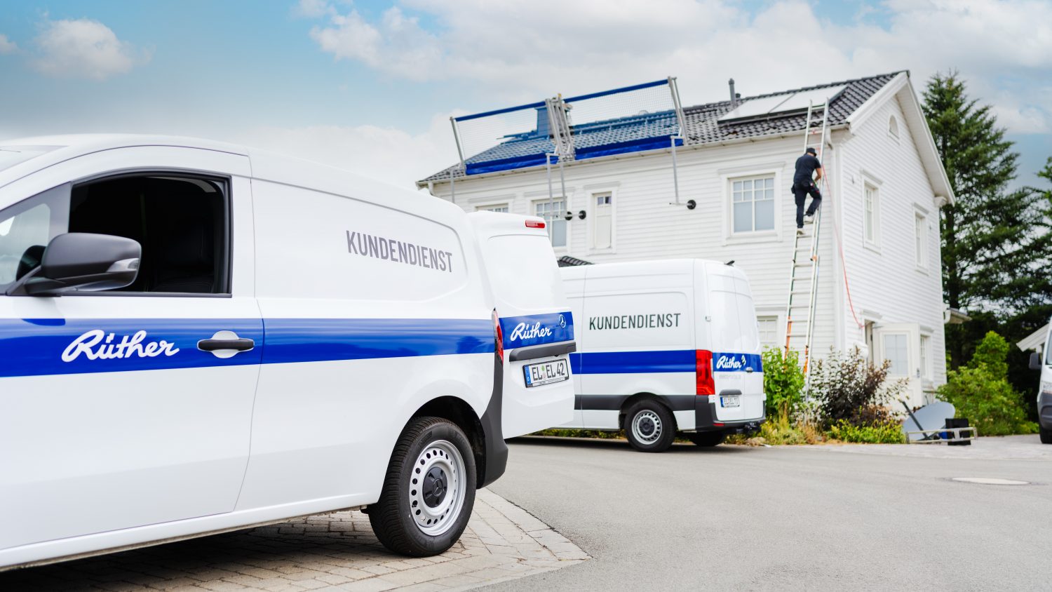 Kundendienst Fahrzeuge vor Gebäude bei Installation und Montage einer Photovoltaik PV-Anlage in Papenburg, Emsland, Ostfriesland