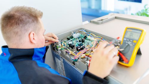 Kundendienst Elektriker bei der Reparatur von einem Haushaltsgerät